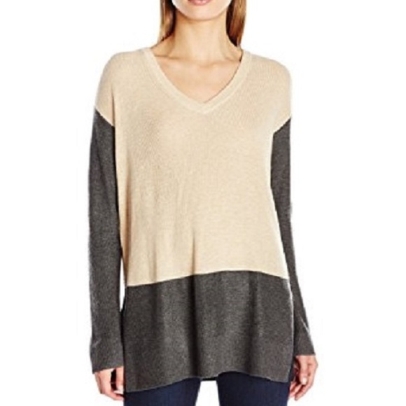 VINCE CAMUTO Sweaters - VIINCE CAMUTO Waffle Knit V-Neck Sweater ( SMALL )
